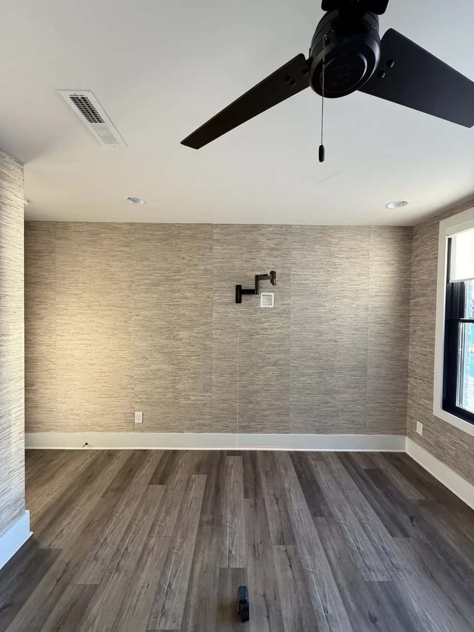 Grasscloth wallcovering in a dining room